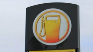 Znak Brewtroleum na cenovém panelu čerpací stanice
