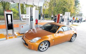 Nissan 350Z na bezobslužné čerpací stanici s Tankomaty Titan firmy QUITEC